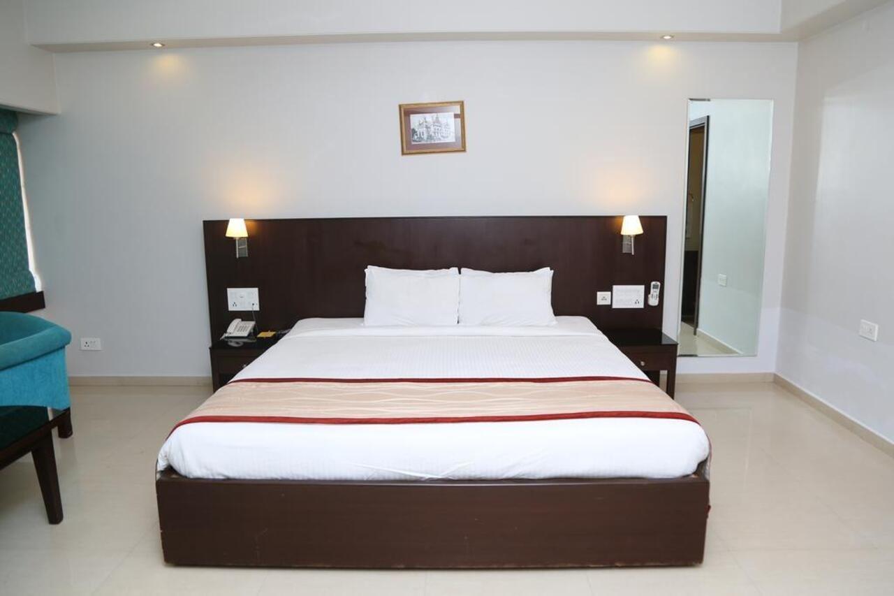 The Curzon Court Hotel Bangalore Bagian luar foto