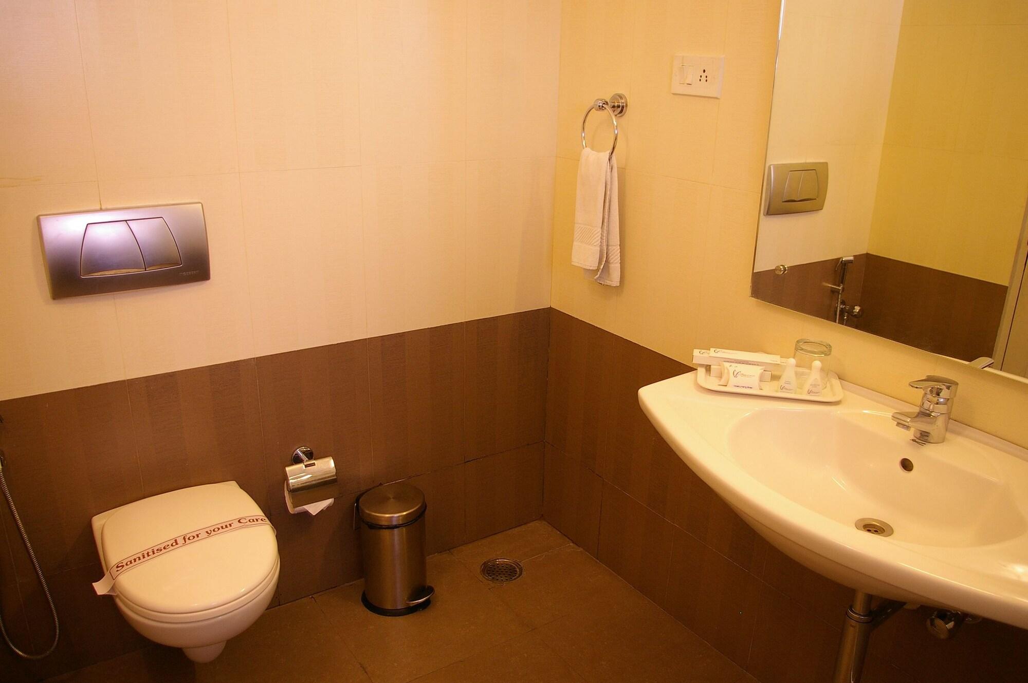 The Curzon Court Hotel Bangalore Bagian luar foto