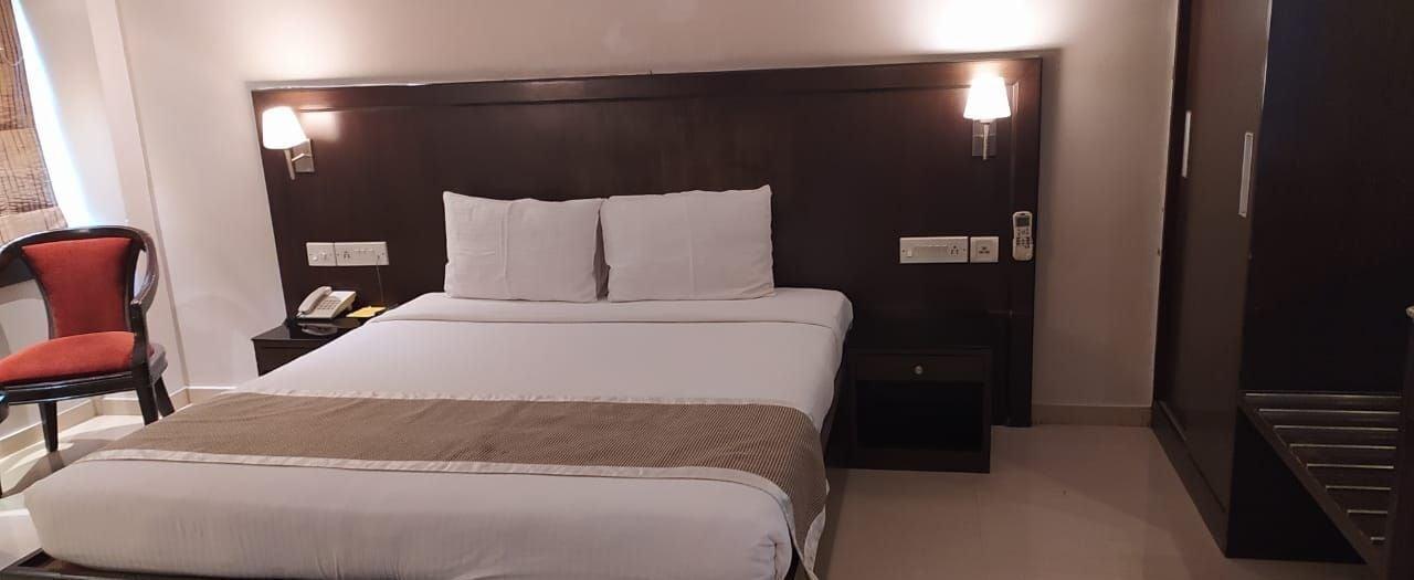 The Curzon Court Hotel Bangalore Bagian luar foto