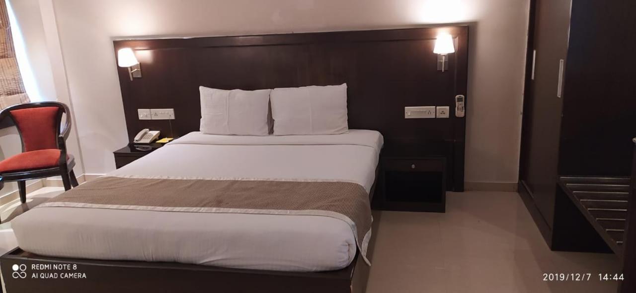 The Curzon Court Hotel Bangalore Bagian luar foto